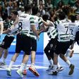 Jogadores do Sporting festejam efusivamente vitória sobre o Veszprém na Champions de andebol - Foto: Sporting