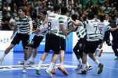 Jogadores do Sporting festejam efusivamente vitória sobre o Veszprém na Champions de andebol - Foto: Sporting