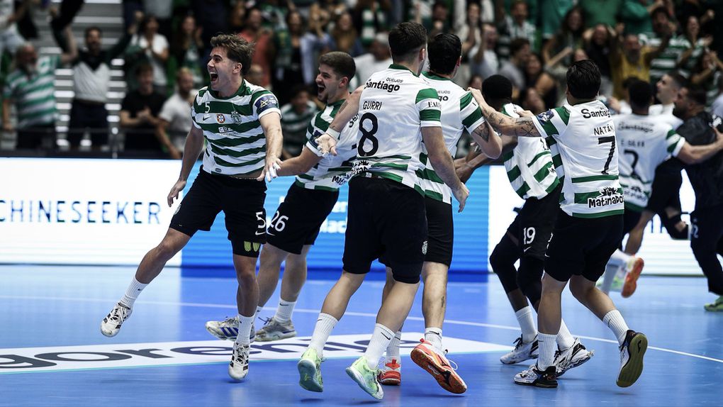 Jogadores do Sporting festejam efusivamente vitória sobre o Veszprém na Champions de andebol - Foto: Sporting