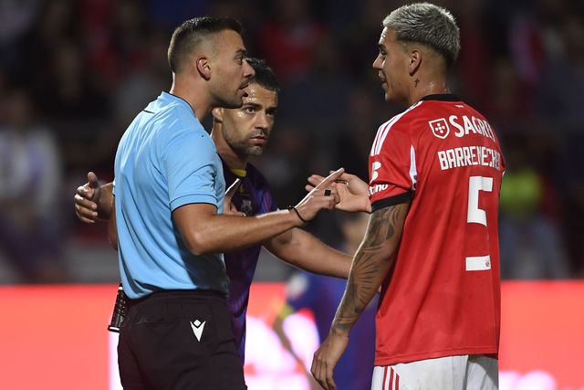 David Silva mostrou cartão amarelo a Barrenechea — Foto: Miguel Lemos/Kapta+