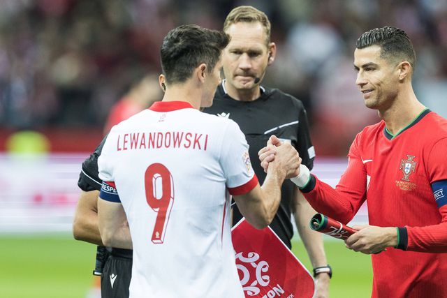 Cumprimento entre Lewandowski e Ronaldo num jogo da Liga das Nações em 2024 (IMAGO)