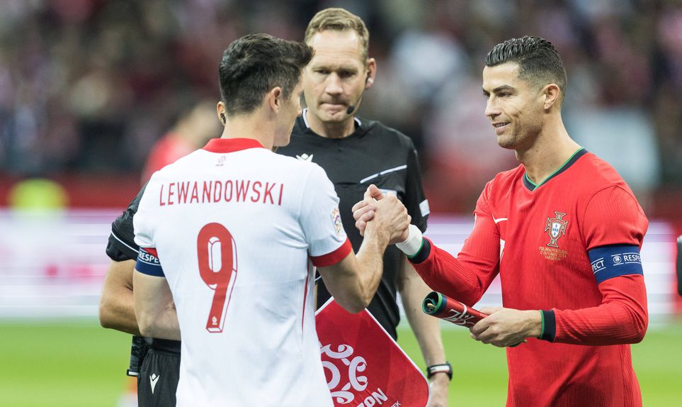 Cumprimento entre Lewandowski e Ronaldo num jogo da Liga das Nações em 2024 (IMAGO)