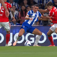 O lance entre o central do Benfica e o avançado do FC Porto
