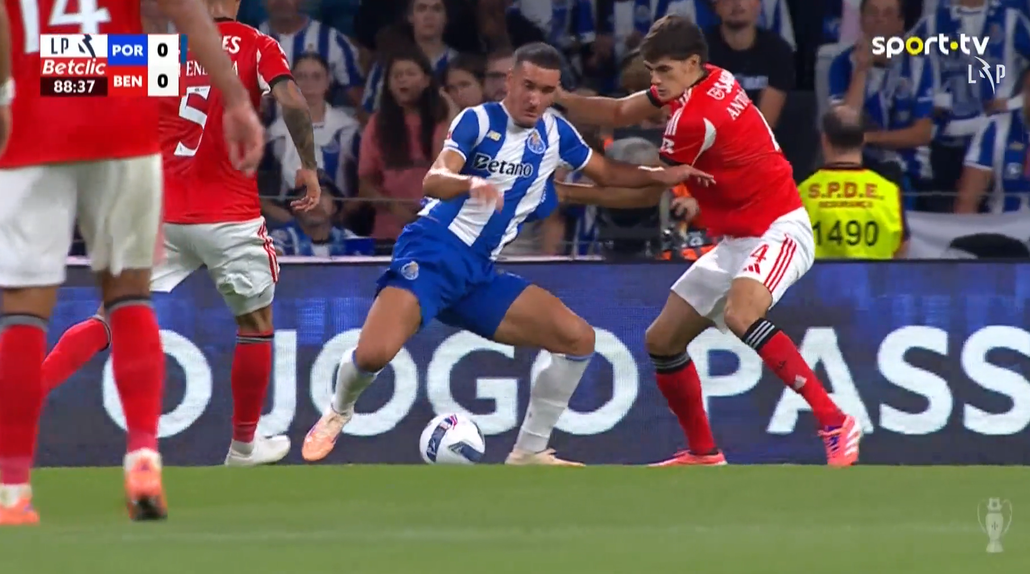 O lance entre o central do Benfica e o avançado do FC Porto