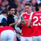 Mikel Arteta fala com Gyokeres no jogo do Arsenal contra o Manchester City