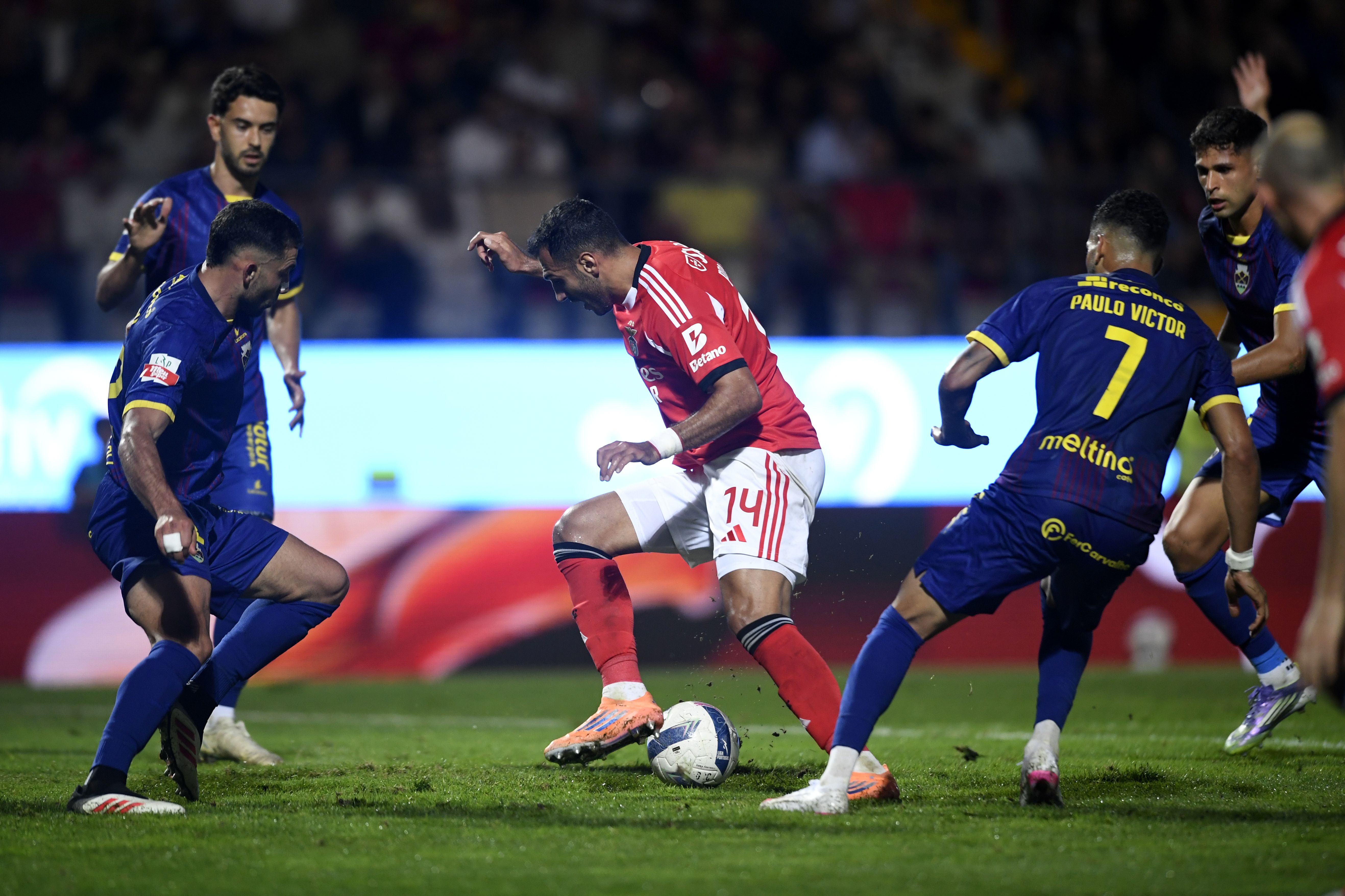 Pavlidis rodeado de adversários - Foto: Miguel Lemos/Kapta+