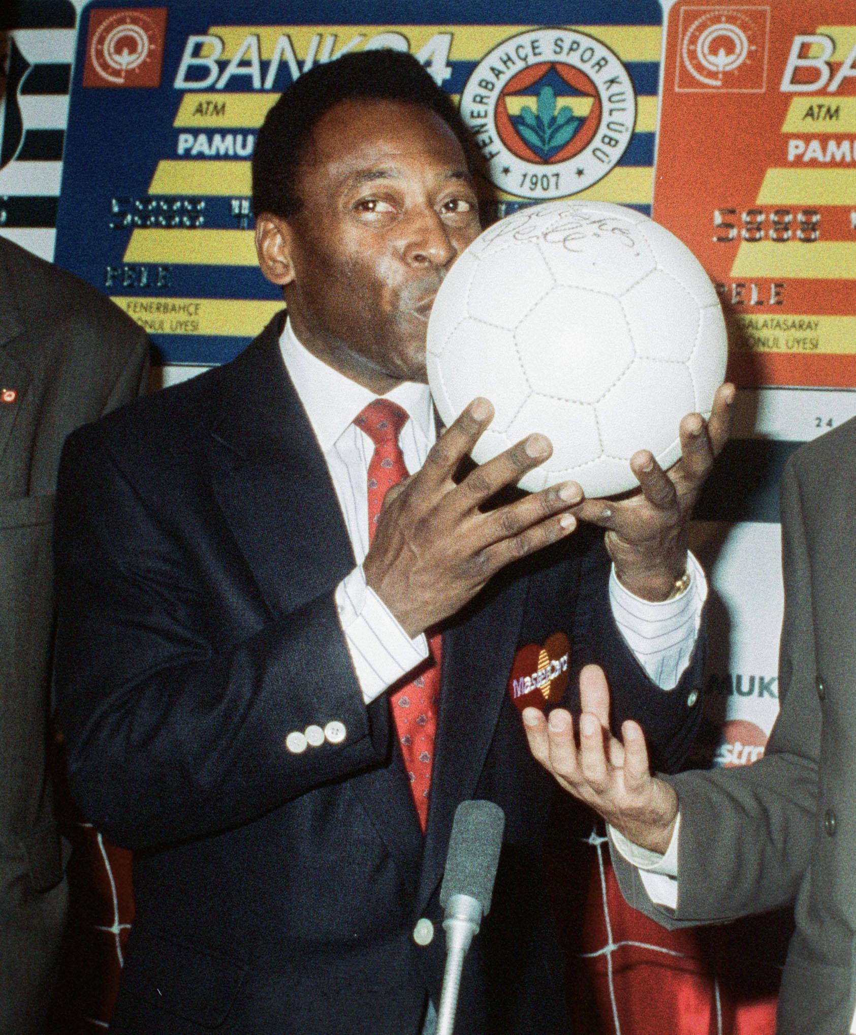 Pelé aventurou-se no cinema e em novelas, mas também na música. Logo a abrir fez um dueto com Elis Regina no em 1969. Em 2016, lançou o single 'Esperança' em homenagem aos Jogos Olímpicos