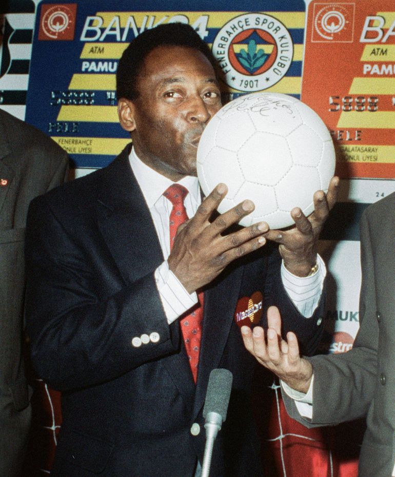 Pelé aventurou-se no cinema e em novelas, mas também na música. Logo a abrir fez um dueto com Elis Regina no em 1969. Em 2016, lançou o single 'Esperança' em homenagem aos Jogos Olímpicos