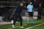 Filipe Martins, treinador do Chaves, dá indicações à equipa no jogo com o Benfica — Foto: Miguel Lemos7Kapta+