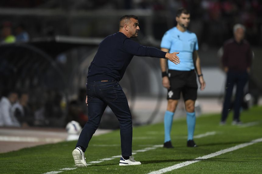 Filipe Martins, treinador do Chaves, dá indicações à equipa no jogo com o Benfica — Foto: Miguel Lemos7Kapta+