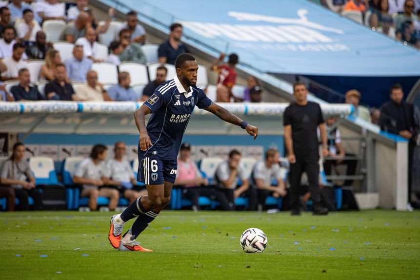 Otávio Ataíde (ex-FC Porto) em ação pelo Paris FC