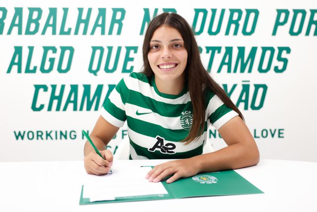Érica Cancelinha na altura da assinatura do contrato - Foto: SPORTING CP