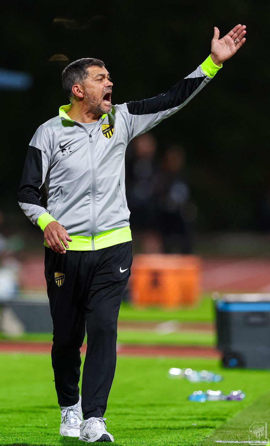 Sérgio Conceição no banco - Foto: X/Al Ittihad