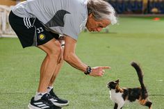 Jorge Jesus com um gato antes do treino do Al Nassr - Foto: Al Nassr