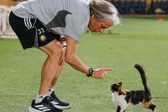 Jorge Jesus com um gato antes do treino do Al Nassr - Foto: Al Nassr
