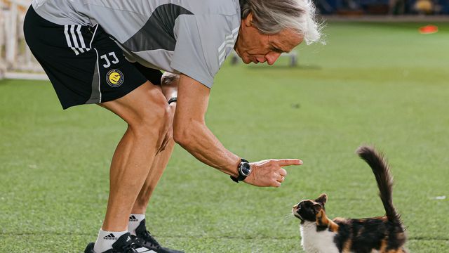 Jorge Jesus com um gato antes do treino do Al Nassr - Foto: Al Nassr