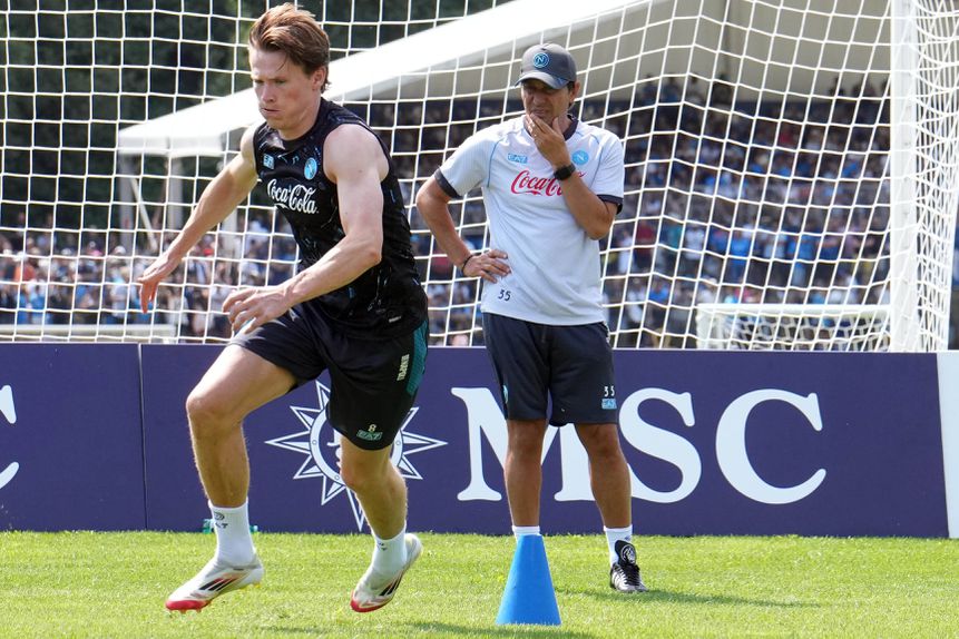 Antonio Conte (ao fundo) observa Scott McTominay