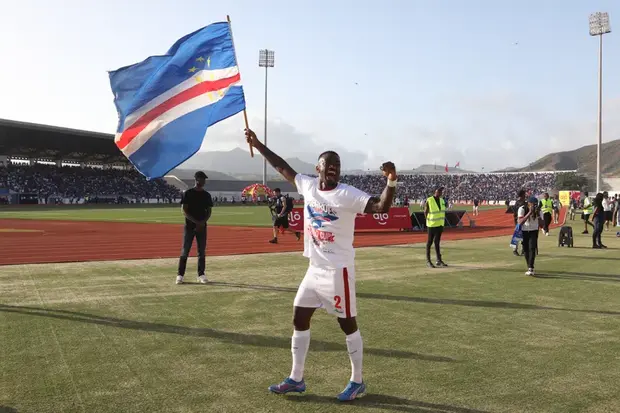 Stopira, internacional cabo-verdiano, ergue a bandeira de Cabo Verde - Foto: Elton Monteiro/LUSA