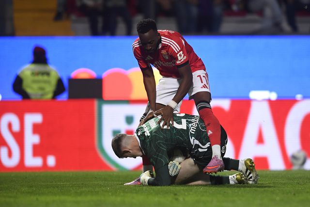 Marko Gudzulic agarra a bola perante Lukebakio - Foto Foto: Miguel Lemos/Kapta+