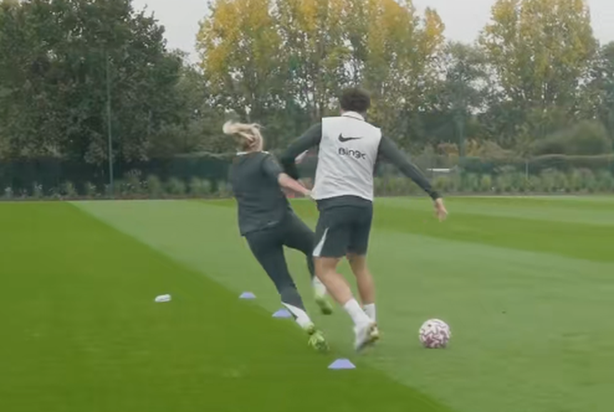 Diego Costa a empurrar Gemma Davison