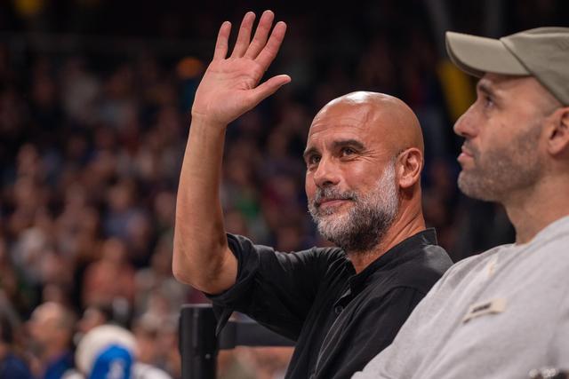 Pep Guardiola foi ao Palau de Barcelona ver um jogo da Euroliga de basquetebol - foto: IMAGO