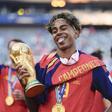 Lamine Yamal com o troféu do Mundial - Foto: IMAGO