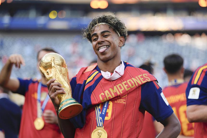 Lamine Yamal com o troféu do Mundial - Foto: IMAGO