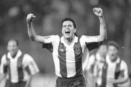 José Carlos festeja um dos golos que marcou pelo FC Porto ao PSV, em 1992/93 - Foto: A BOLA