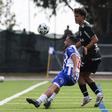 Márcio Santos disputa a bola Mitrovic - Foto: Paulo Novais/LUSA