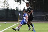 Márcio Santos disputa a bola Mitrovic - Foto: Paulo Novais/LUSA