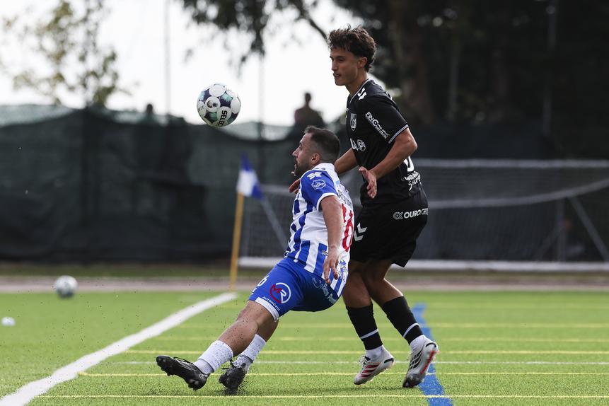 Márcio Santos disputa a bola Mitrovic - Foto: Paulo Novais/LUSA