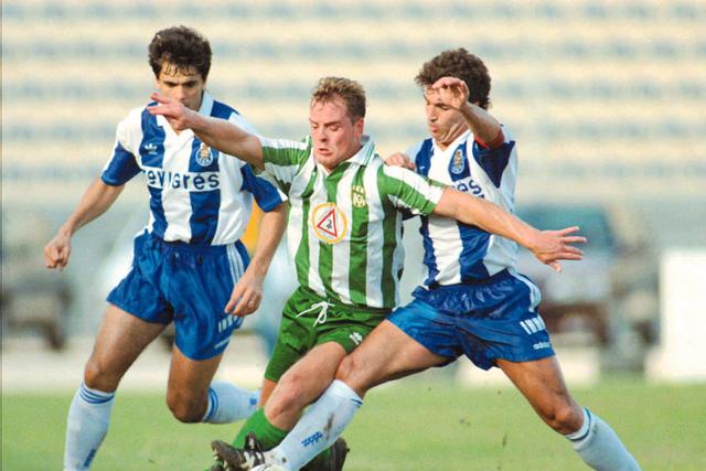 José Carlos e João Pinto em ação contra o Floriana, em 1993 - Foto: A BOLA