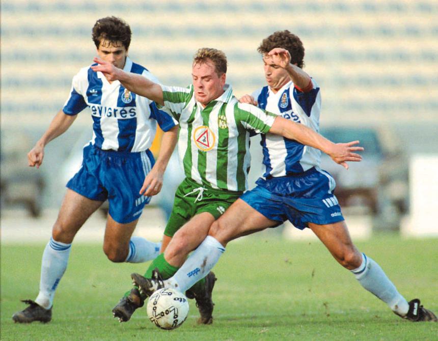 José Carlos e João Pinto em ação contra o Floriana, em 1993 - Foto: A BOLA