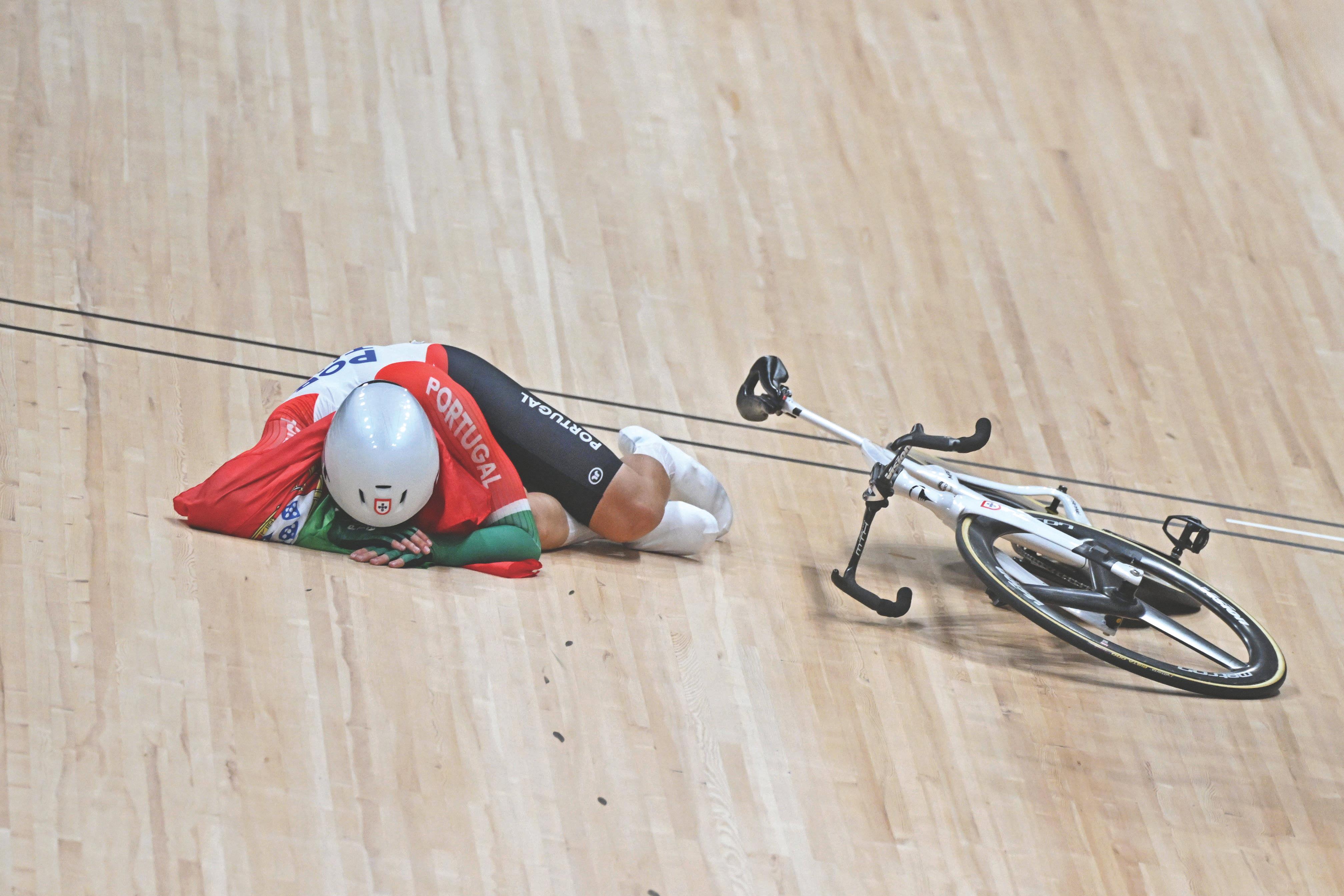 Iúri Leitão caído em pranto no velódromo após a conquista do título mundial de omnium, em Xangai