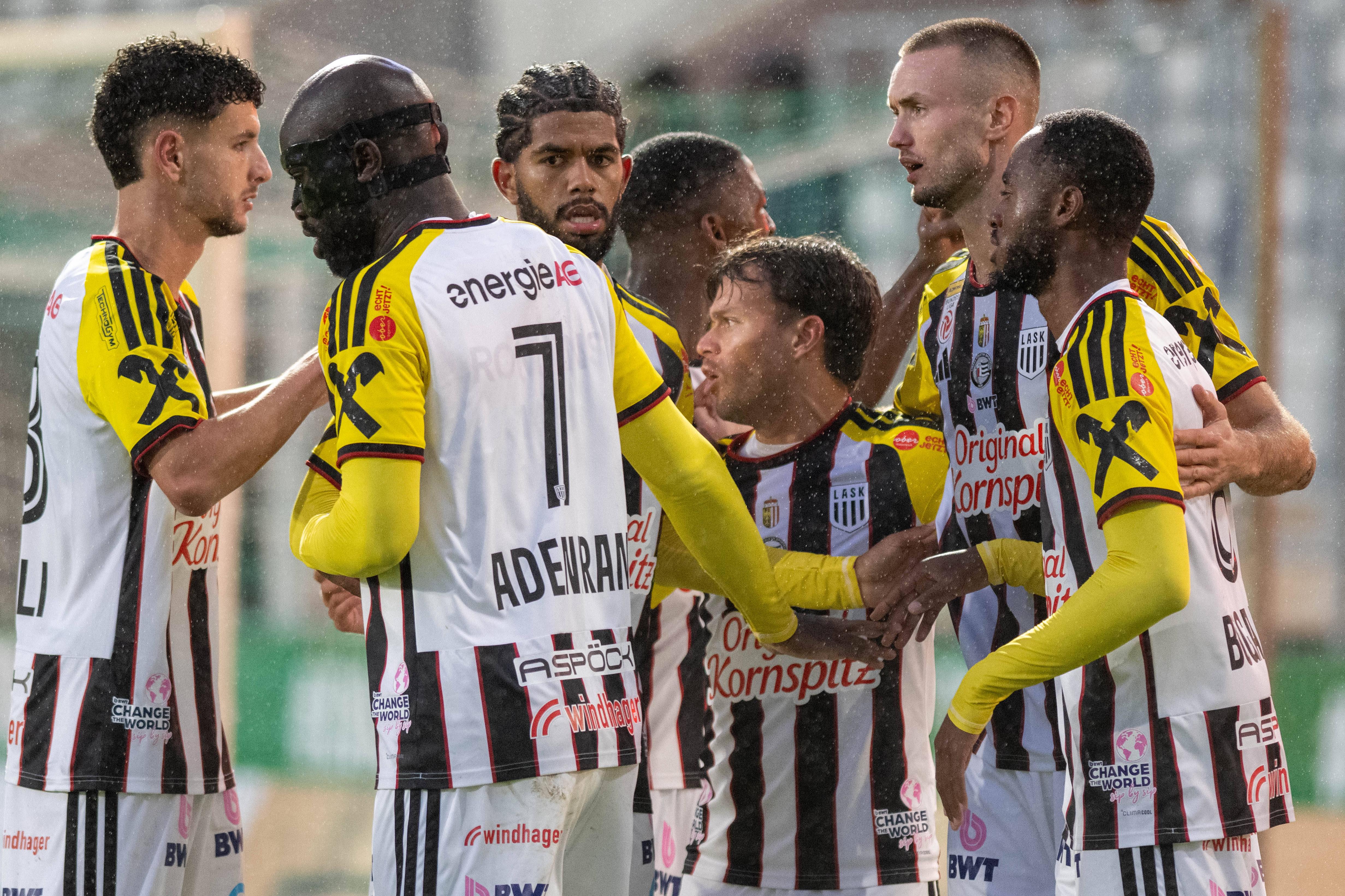 Jogadores do LASK Linz festejam um dos quatro golos no terreno do Lustenau - Foto: IMAGO