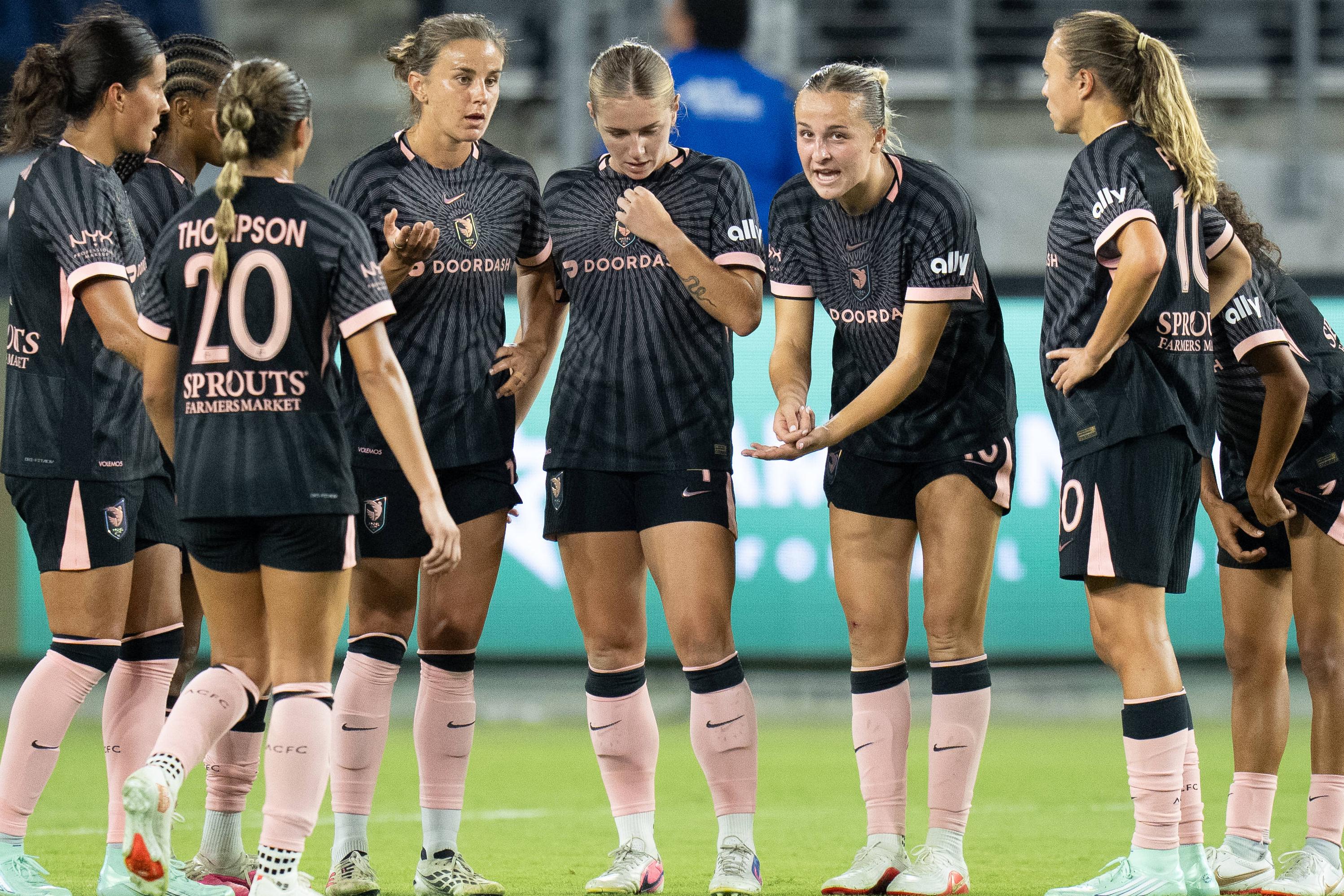 Fundado em Los Angeles em 2020, o Angel City FC tornou-se um dos casos mais relevantes do futebol feminino mundial — Foto: IMAGO