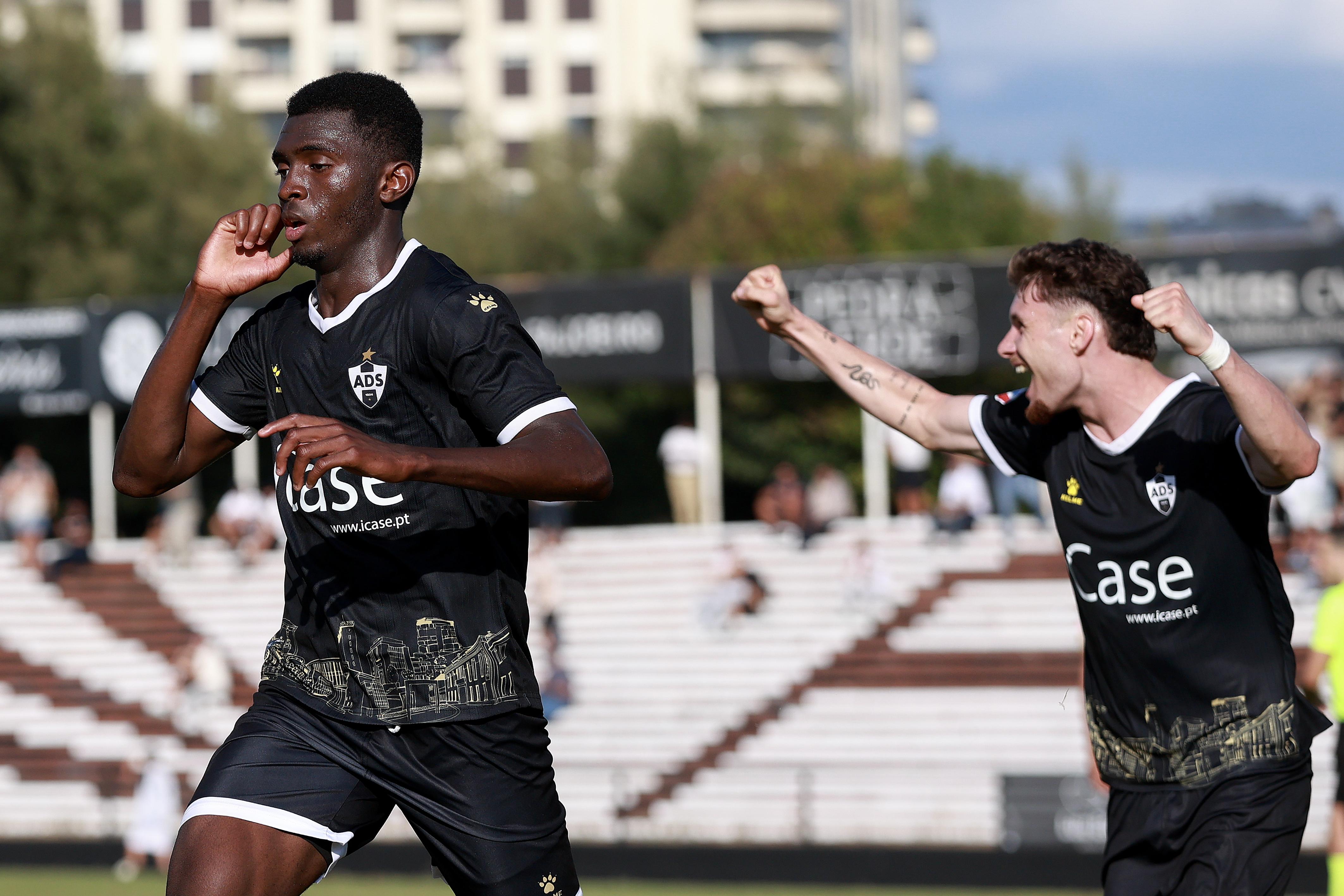 Dabo festeja o golo da Sanjoanense, que eliminou o Nacional. -Foto: Manuel Fernando Araújo/LUSA