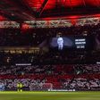 Sir Bobby Charlton homenageado antes do jogo da Inglaterra