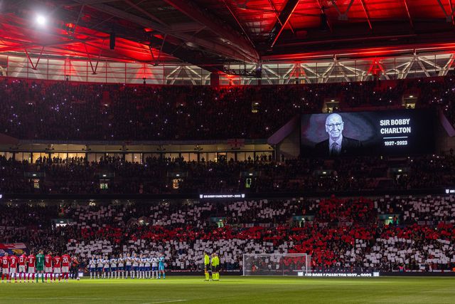 Sir Bobby Charlton homenageado antes do jogo da Inglaterra