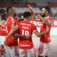 Benfica sofre mas passa em Oeiras