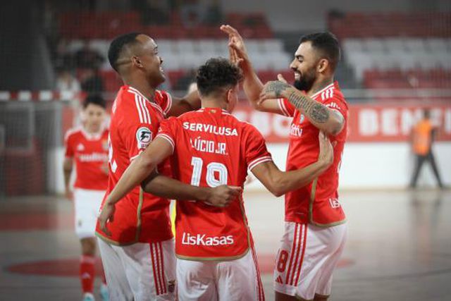 Benfica sofre mas passa em Oeiras
