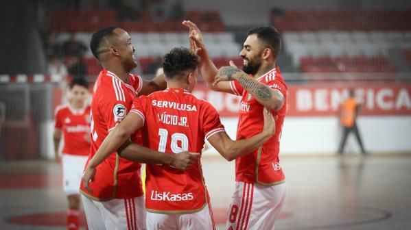 Benfica sofre mas passa em Oeiras