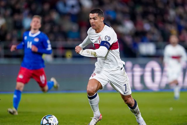«Então, chefe?»: Cristiano Ronaldo protagoniza um momento insólito na chegada da seleção ao hotel