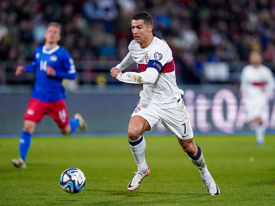 «Então, chefe?»: Cristiano Ronaldo protagoniza um momento insólito na chegada da seleção ao hotel