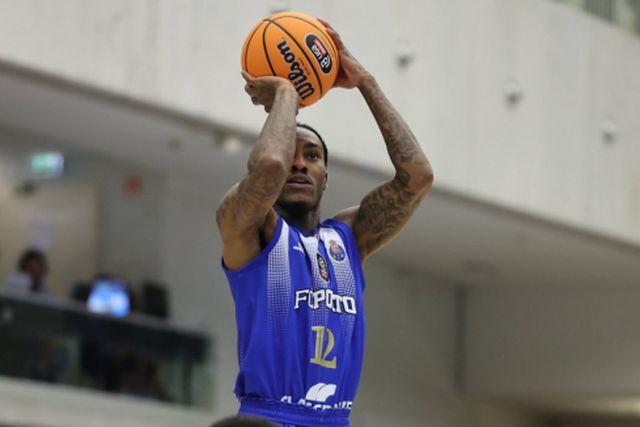 FC Porto bate Póvoa e é líder provisório