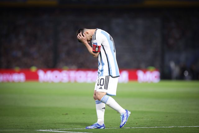 Messi também entra na rixa com os cotovelos à frente (vídeo)