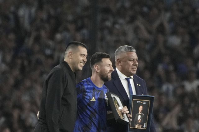 Bombonera ao rubro em homenagem a Messi