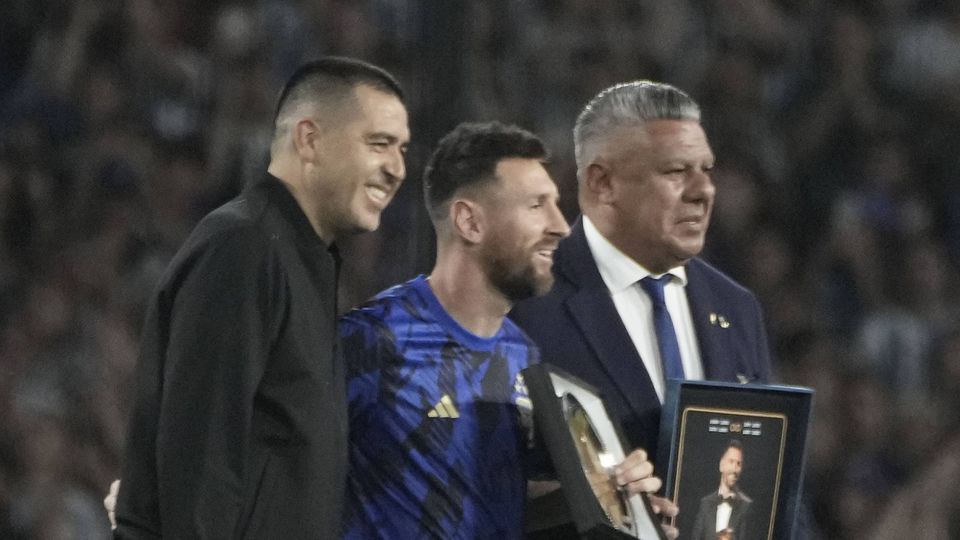Bombonera ao rubro em homenagem a Messi