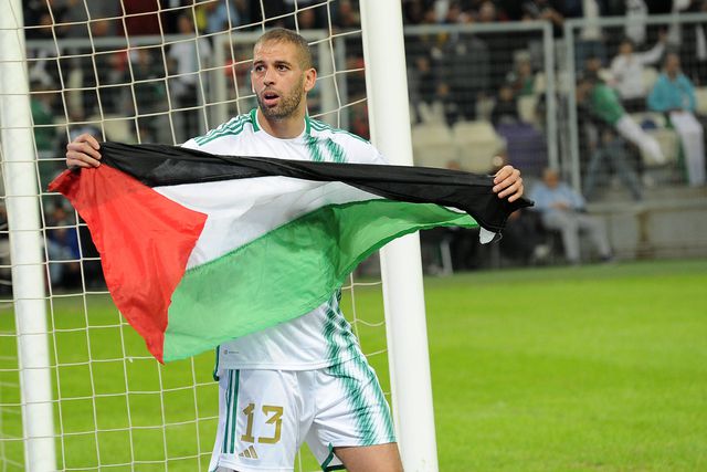 Islam Slimani marca pela Argélia e celebra com bandeira da Palestina (vídeo)