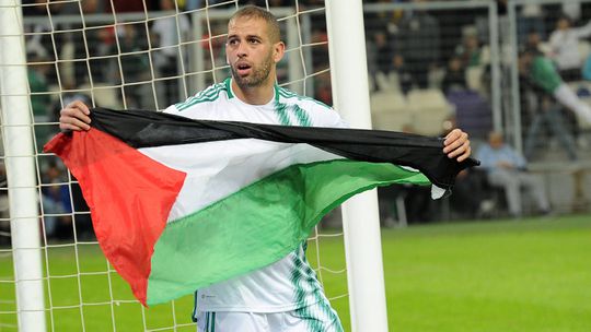 Islam Slimani marca pela Argélia e celebra com bandeira da Palestina (vídeo)